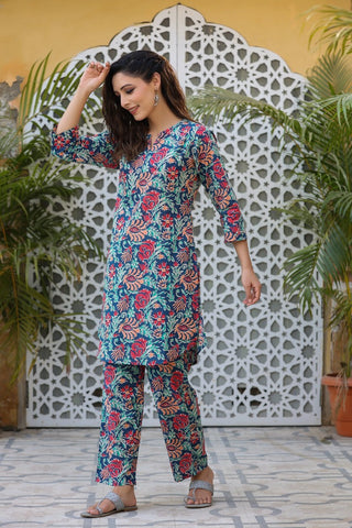 Women Blue Floral Printed Pure Cotton Kurta with Trousers