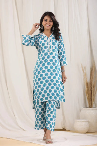 Women White & Blue Geometric Printed Cotton Kurta With Trousers