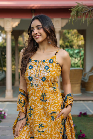 Women Ethnic Motifs Printed Regular Beads and Stones Pure Cotton Kurta with Trousers & With Dupatta