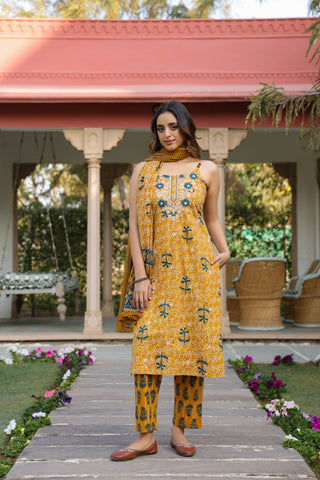Women Ethnic Motifs Printed Regular Beads and Stones Pure Cotton Kurta with Trousers & With Dupatta
