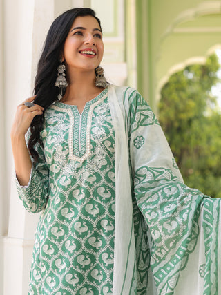 Women Printed Pure Cotton Kurta with Trousers & With Dupatta