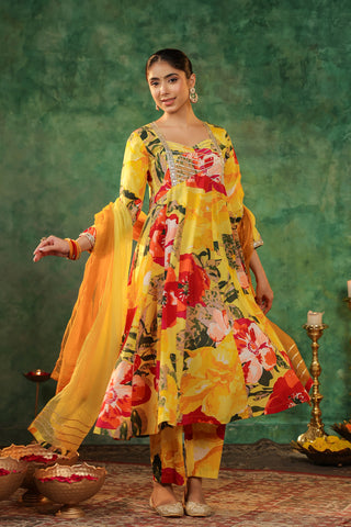 Women Floral Printed Gotta Patti Pure Cotton Kurta Sets