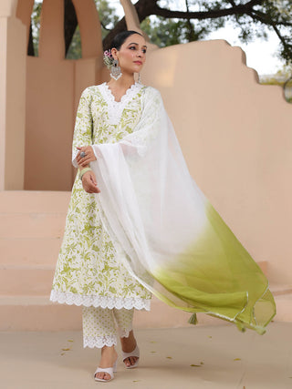 Women Green Floral Printed Pure Cotton Straight Kurta with Trousers & Dyed Dupatta