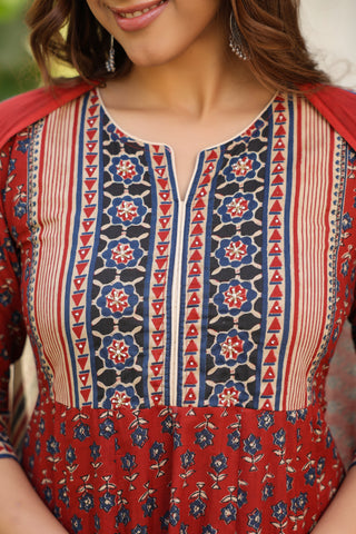 Classic ethnic motifs printed kurta set crafted from pure cotton