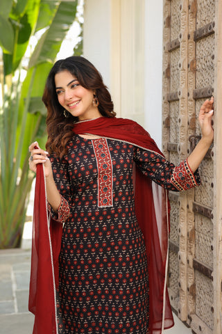 Elegant ethnic kurta set with gotta patti and printed patterns