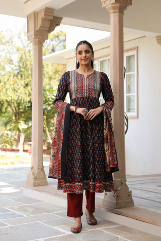 Elegant ethnic motifs printed cotton kurta with matching bottoms