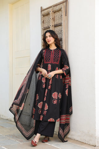 Ethnic motifs printed kurta set featuring intricate thread work accents