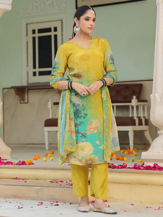 Floral kurta set with three quarter sleeves