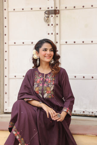 Regular fit embroidered kurta set