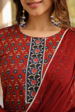 Regular fit printed cotton kurta set with elegant Gotta Patti accents