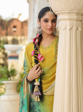 Women Floral Printed Regular Kurta & Trousers With Dupatta