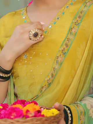 Women Floral Printed Regular Kurta & Trousers With Dupatta