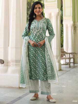 Women Printed Pure Cotton Kurta with Trousers & With Dupatta