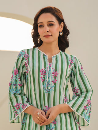 Women Strip Printed Pure Cotton Kurta