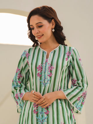 Women Strip Printed Pure Cotton Kurta