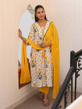 Women Floral Printed Regular Pure Cotton Kurta & Trousers With Dupatta