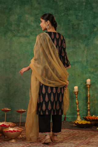 Women Ethnic Motifs Printed Regular Kurta with Trousers & With Dupatta