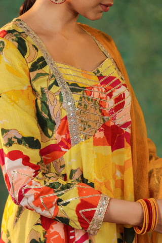 Women Floral Printed Gotta Patti Pure Cotton Kurta Sets