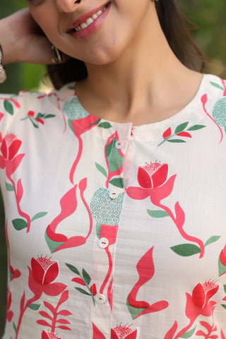 Trendy floral print cotton top with relaxed fit
