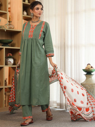 Women green printed kurta set
