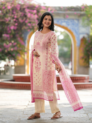 Women pink kurta with trousers dupatta