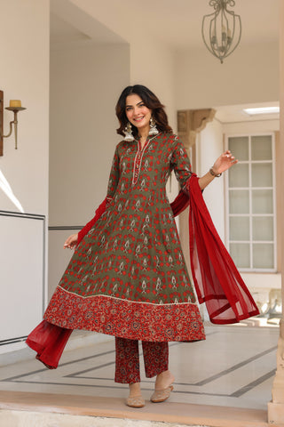Women printed green kurta set