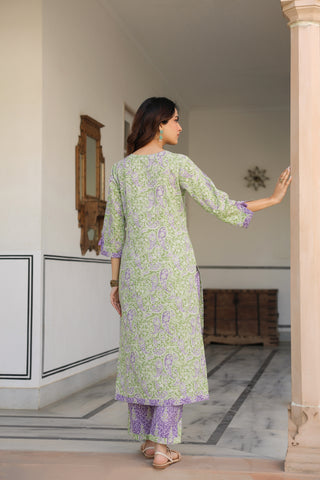 Women printed kurta set with ethnic motifs