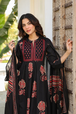 Women's cotton kurta ensemble with ethnic motifs and thread embroidery