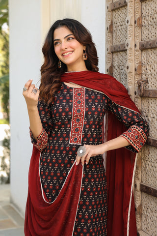 Women’s cotton kurta set with regular fit and traditional design