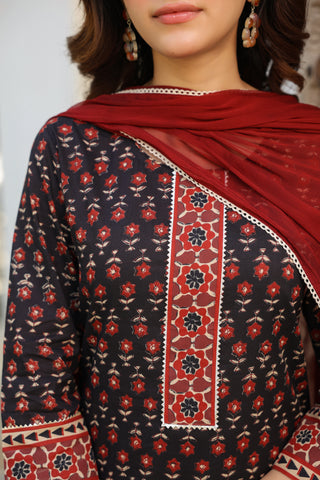 Women’s festive kurta set with ethnic print and gotta patti work