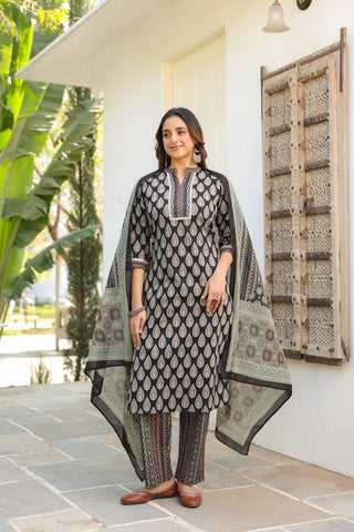 Women’s regular cotton kurta set with ethnic motifs design