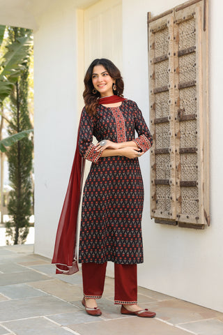 Women’s regular fit cotton kurta with ethnic motifs and pants