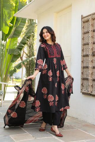 Women's regular fit ethnic motifs kurta set with embroidered thread detailing