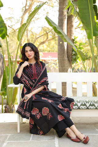 Women's regular fit ethnic print cotton outfit with embroidered accents