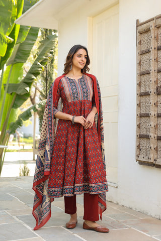 Women's regular fit ethnic printed kurta with trousers and dupatta