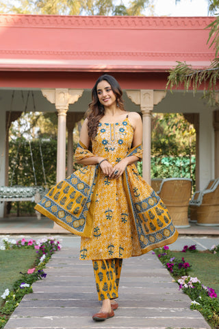 Women yellow cotton kurta set