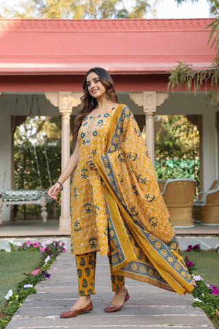 Women yellow ethnic kurta set