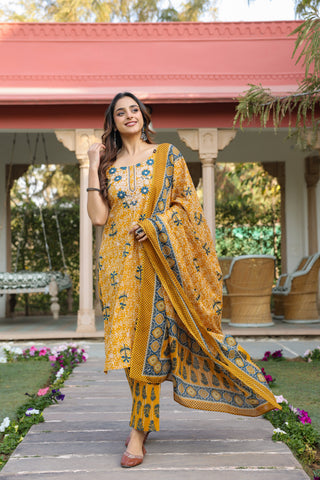 Women yellow printed cotton kurta set