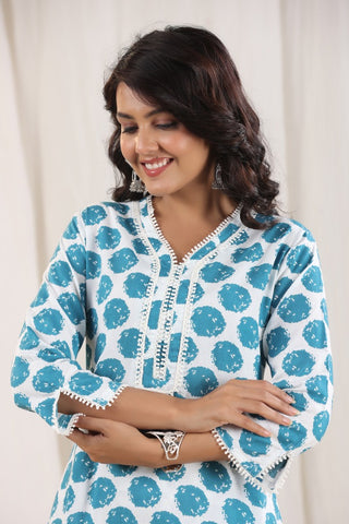 Women White & Blue Geometric Printed Cotton Kurta With Trousers