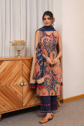 women floral kurta with dupatta